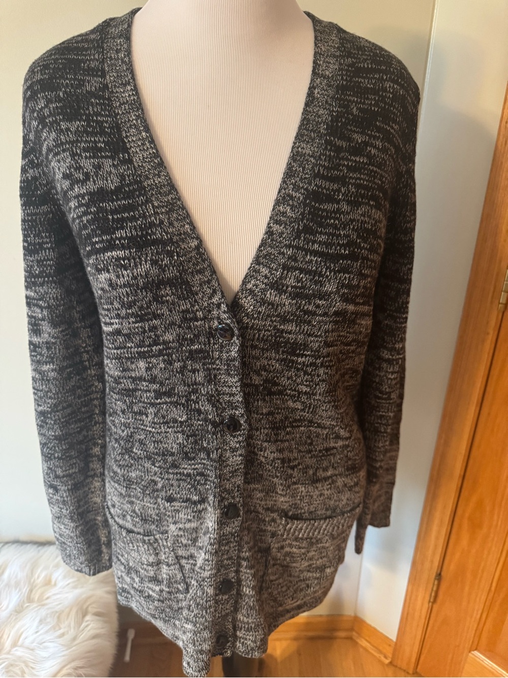 Kenneth Cole New York Black & Gray Marled V-Neck Button Cardigan